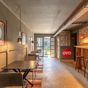 Oyo Massimo Brooklin, Hotel